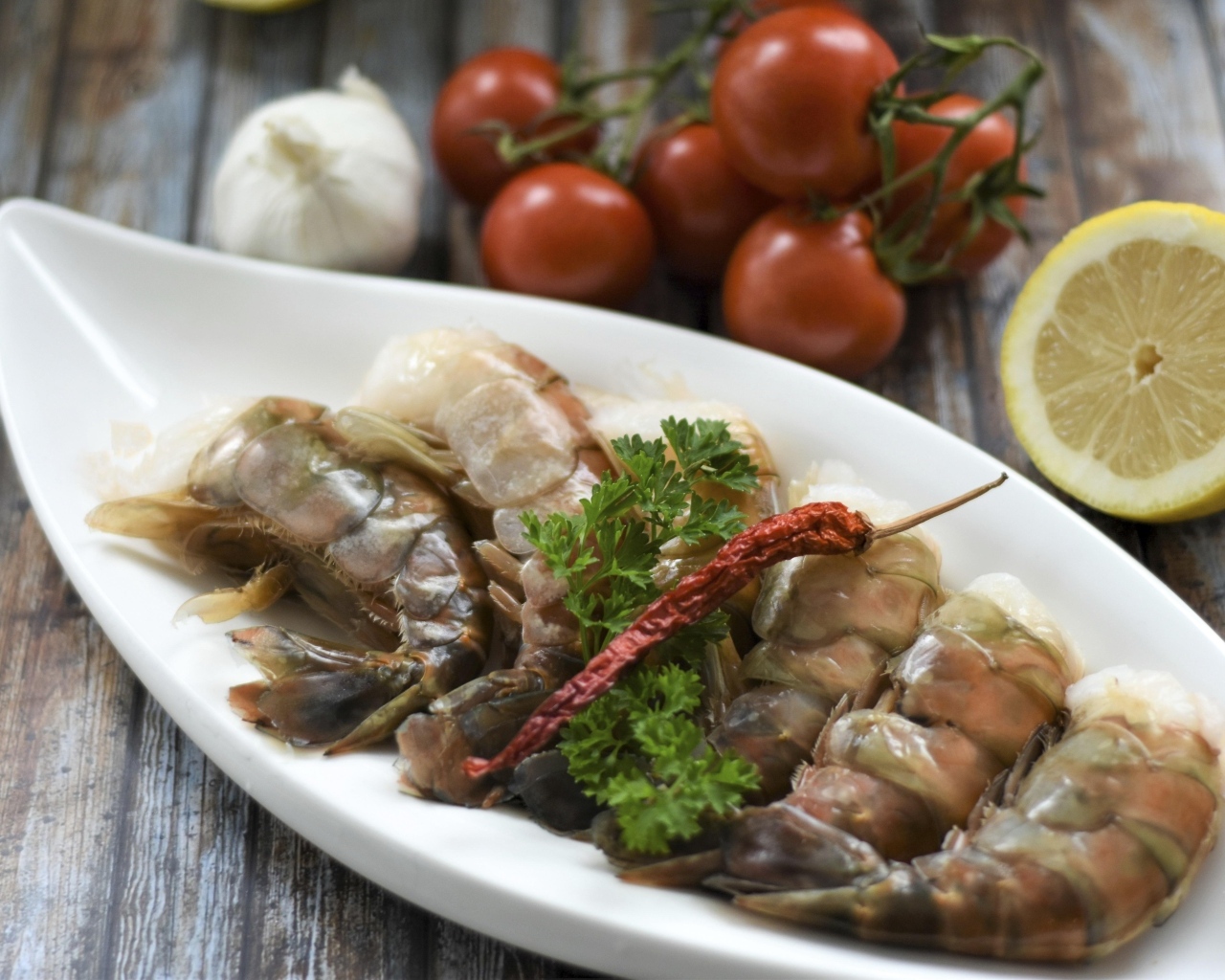 Сырые королевские креветки  на тарелке