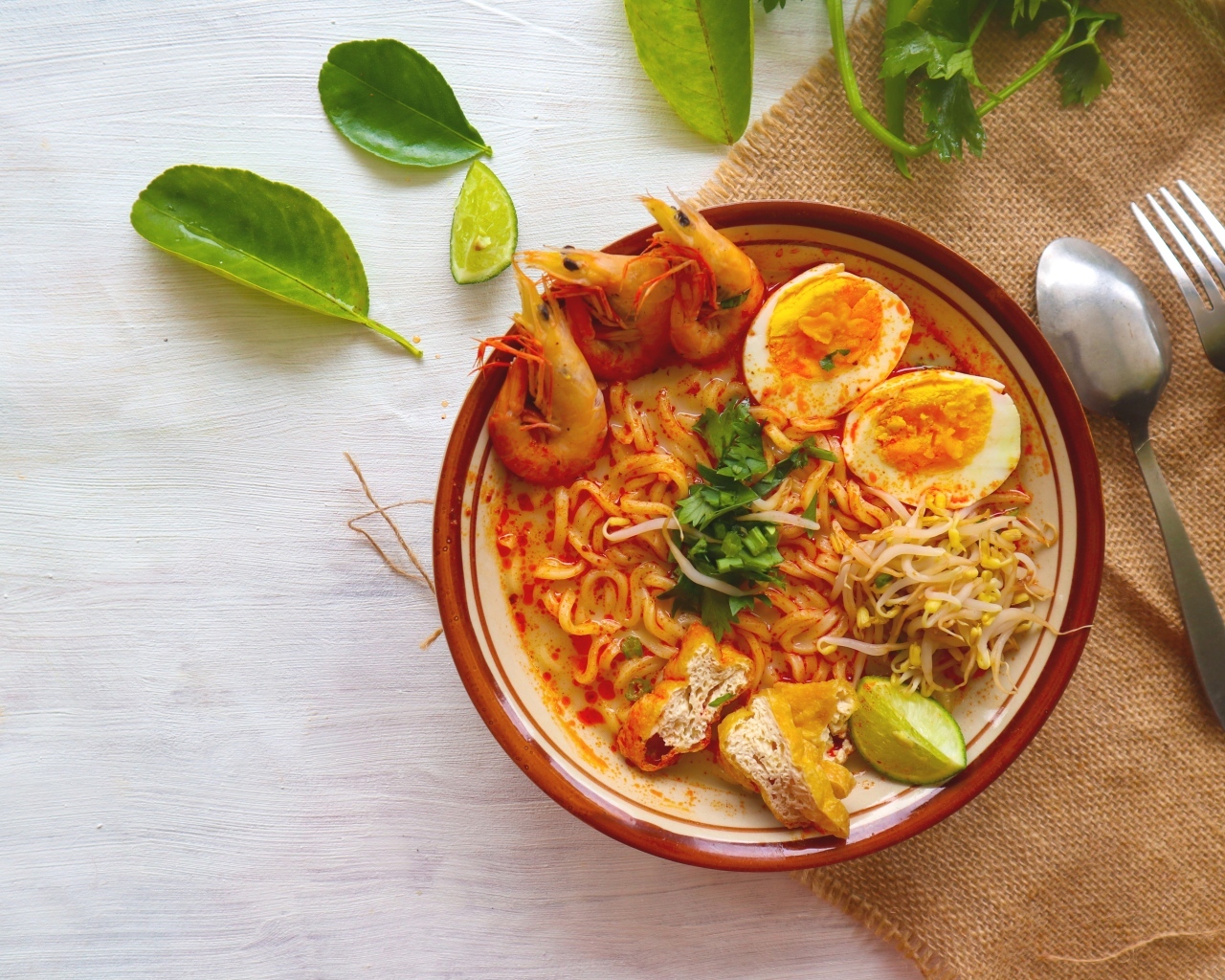 Вермишель с морепродуктами и яйцами