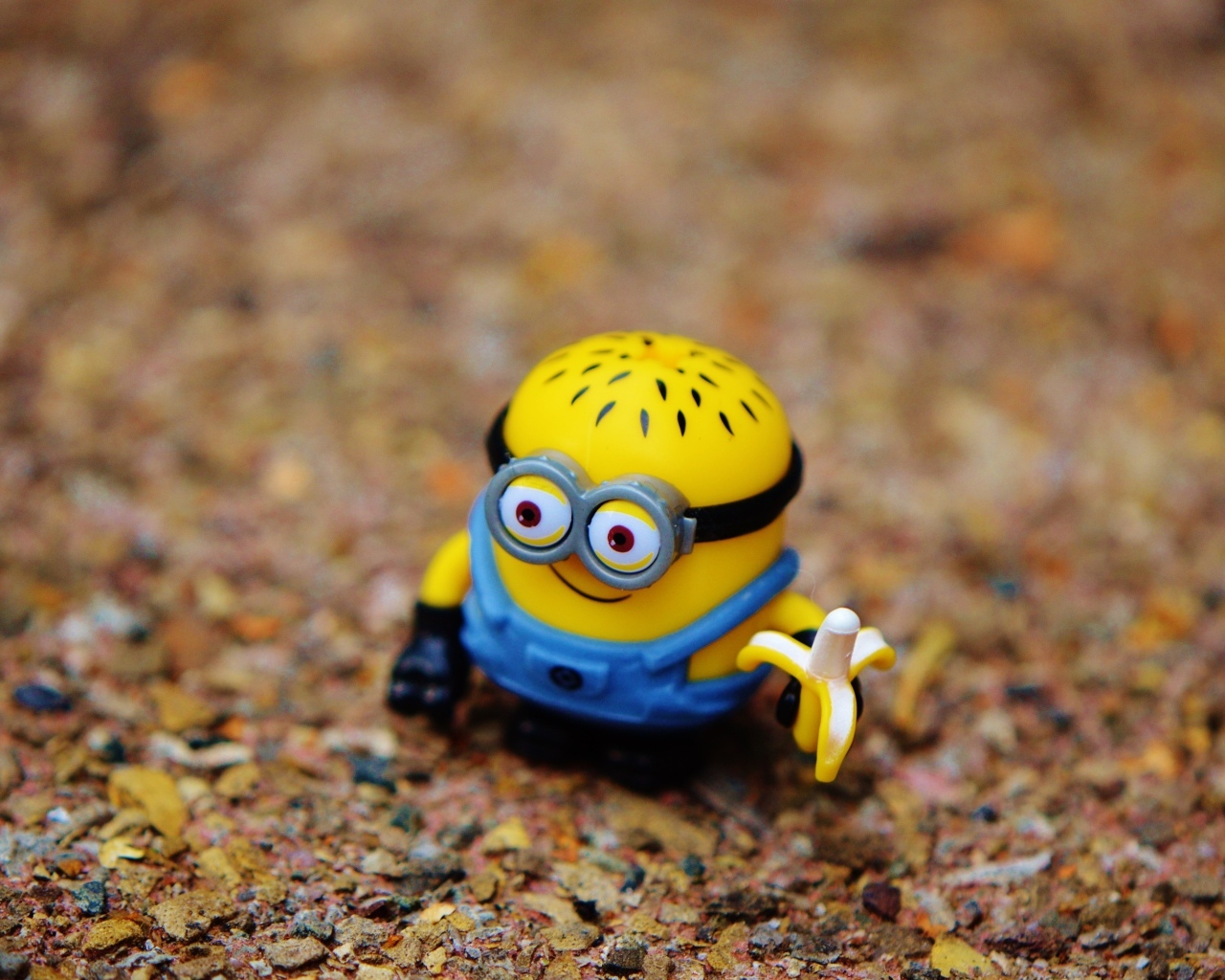 Фигурка миньон на земле