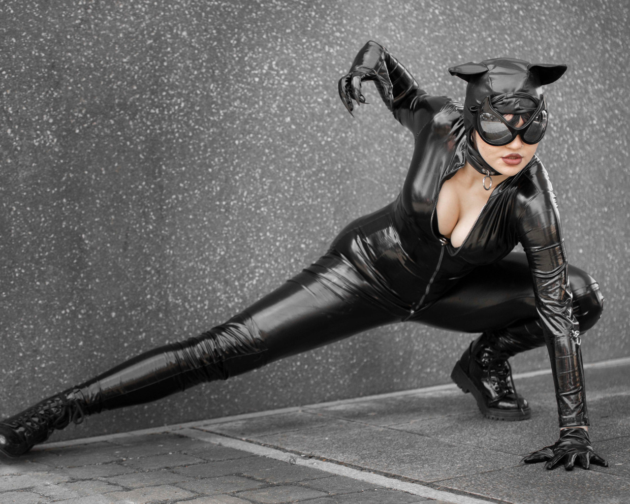Девушка в кожаном костюме женщины кошки