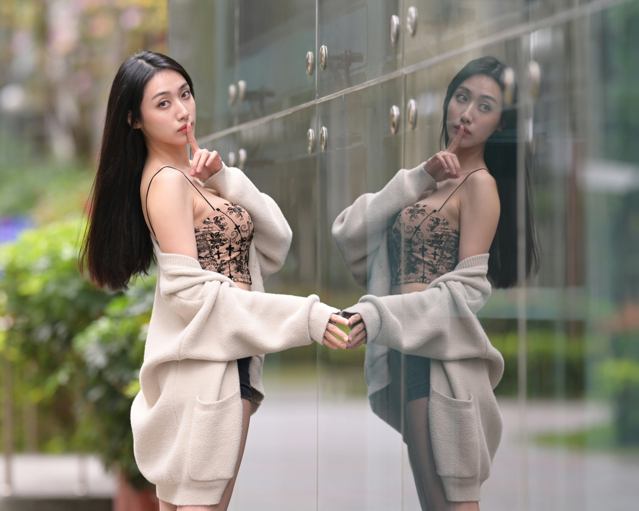 Девушка азиатка просит помолчать