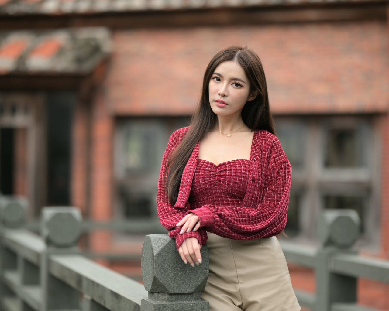 Девушка азиатка в красной кофте