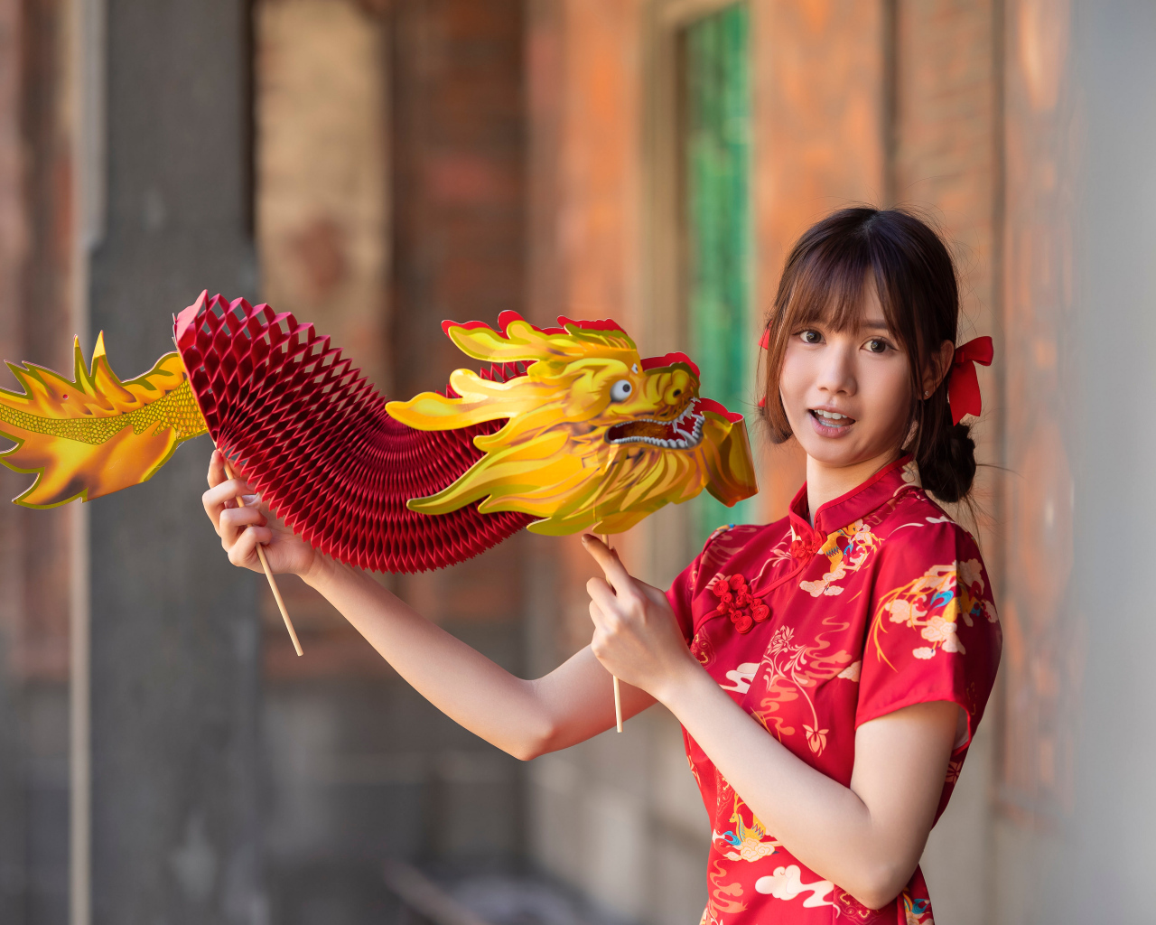 Девушка азиатка с бумажным драконом