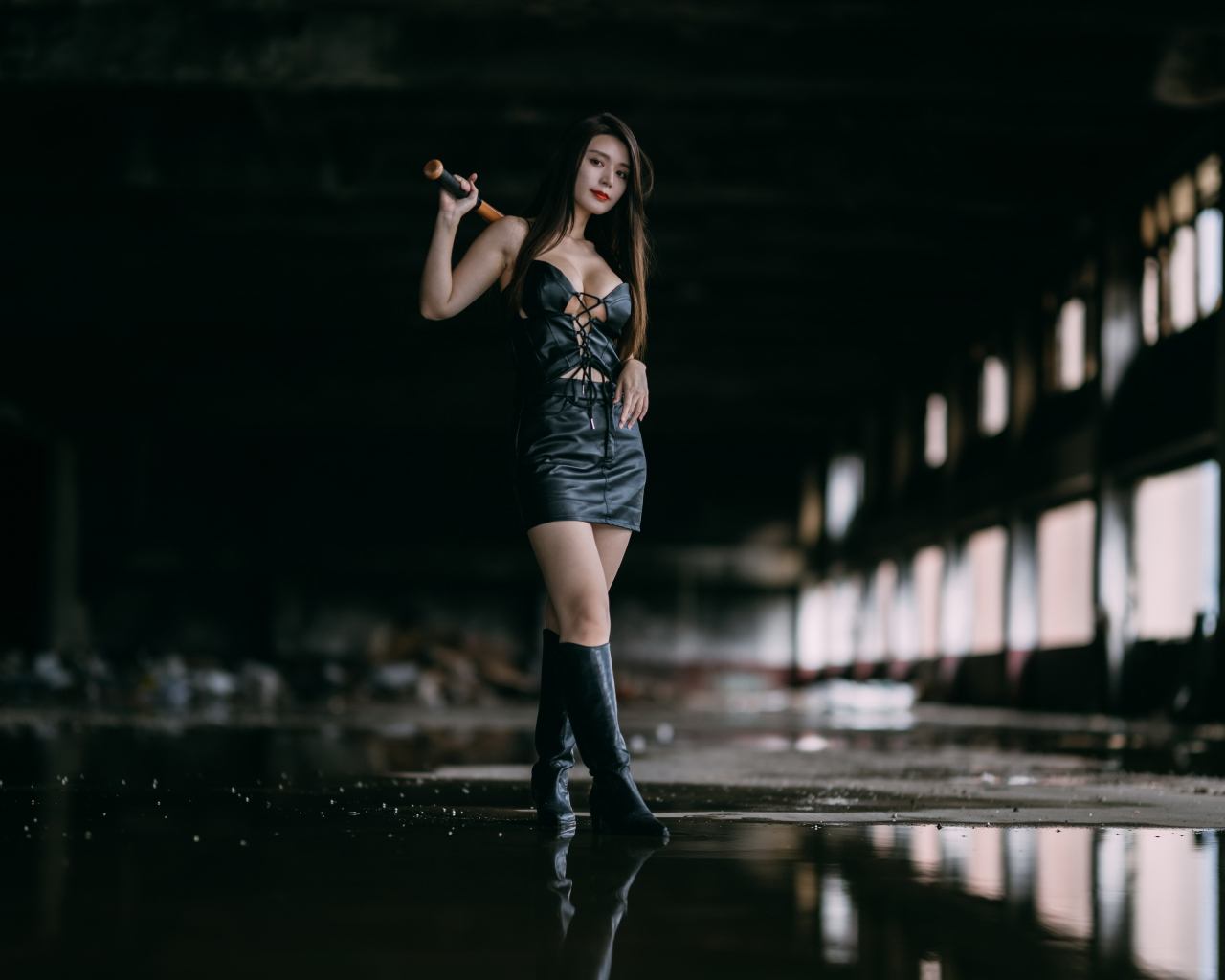 Азиатка в черном кожаном костюме с битой в руках