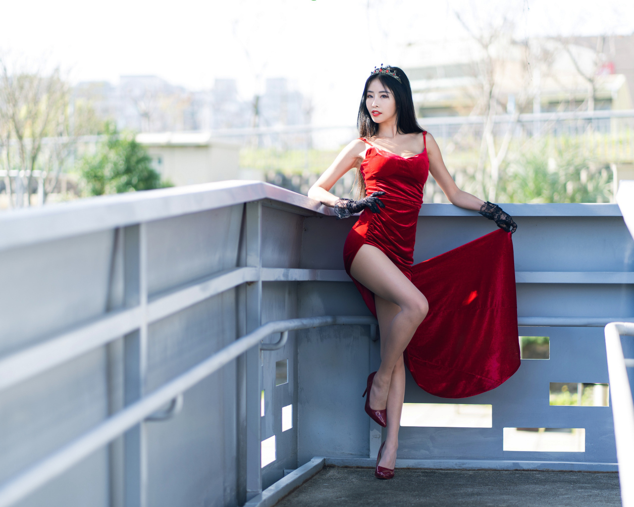 Азиатка в красном платье с короной на голове