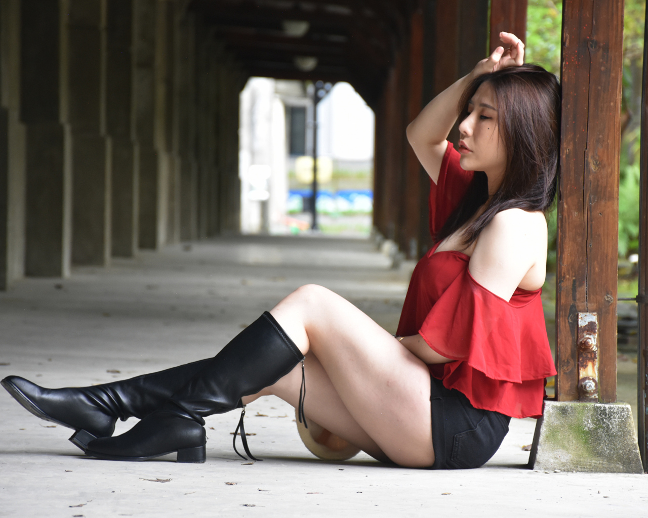 Азиатка с закрытыми глазами в черных сапогах