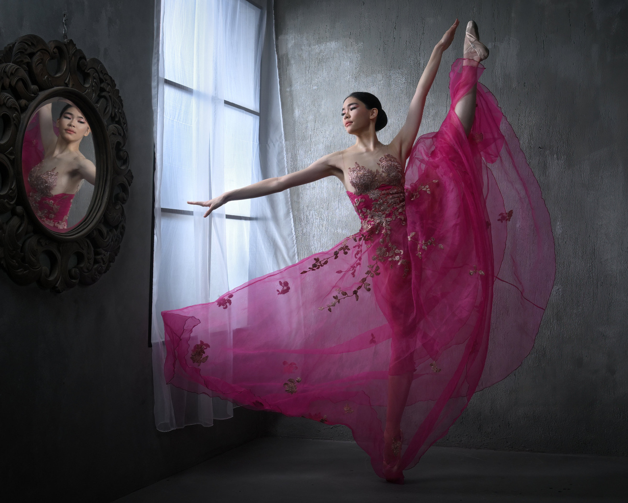 Девушка балерина в красивом розовом платье у окна
