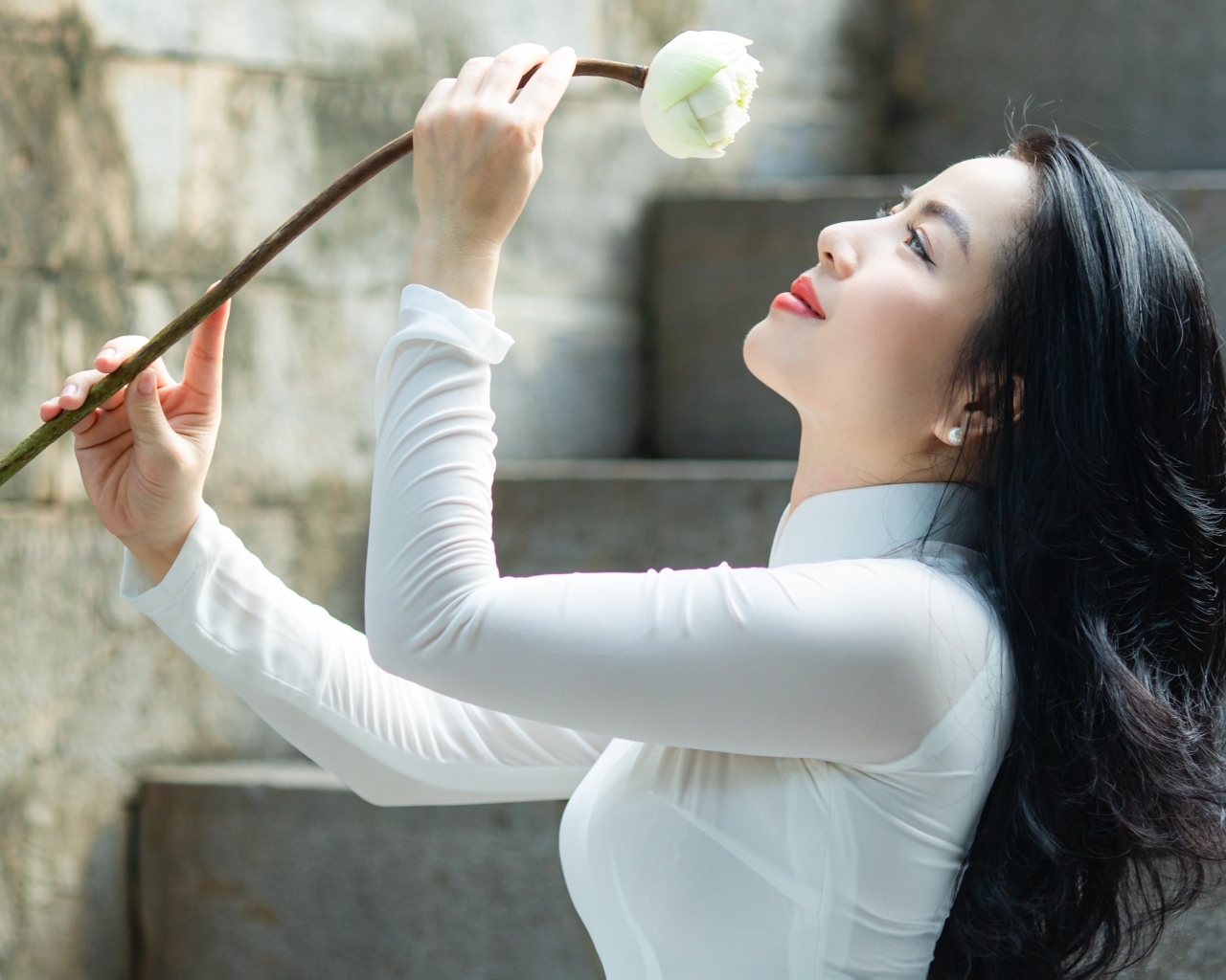 Красивая девушка азиатка с цветком лотоса 