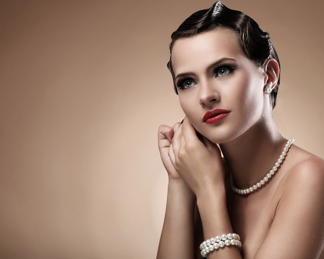 Красивая голубоглазая девушка модель с украшениями из жемчуга
