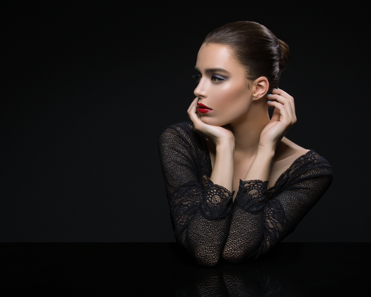 Красивая брюнетка с макияжем вид сбоку