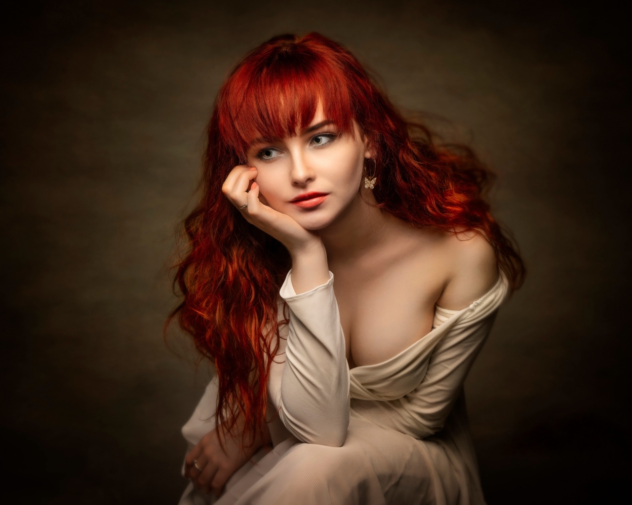 Красивая нежная рыжеволосая девушка