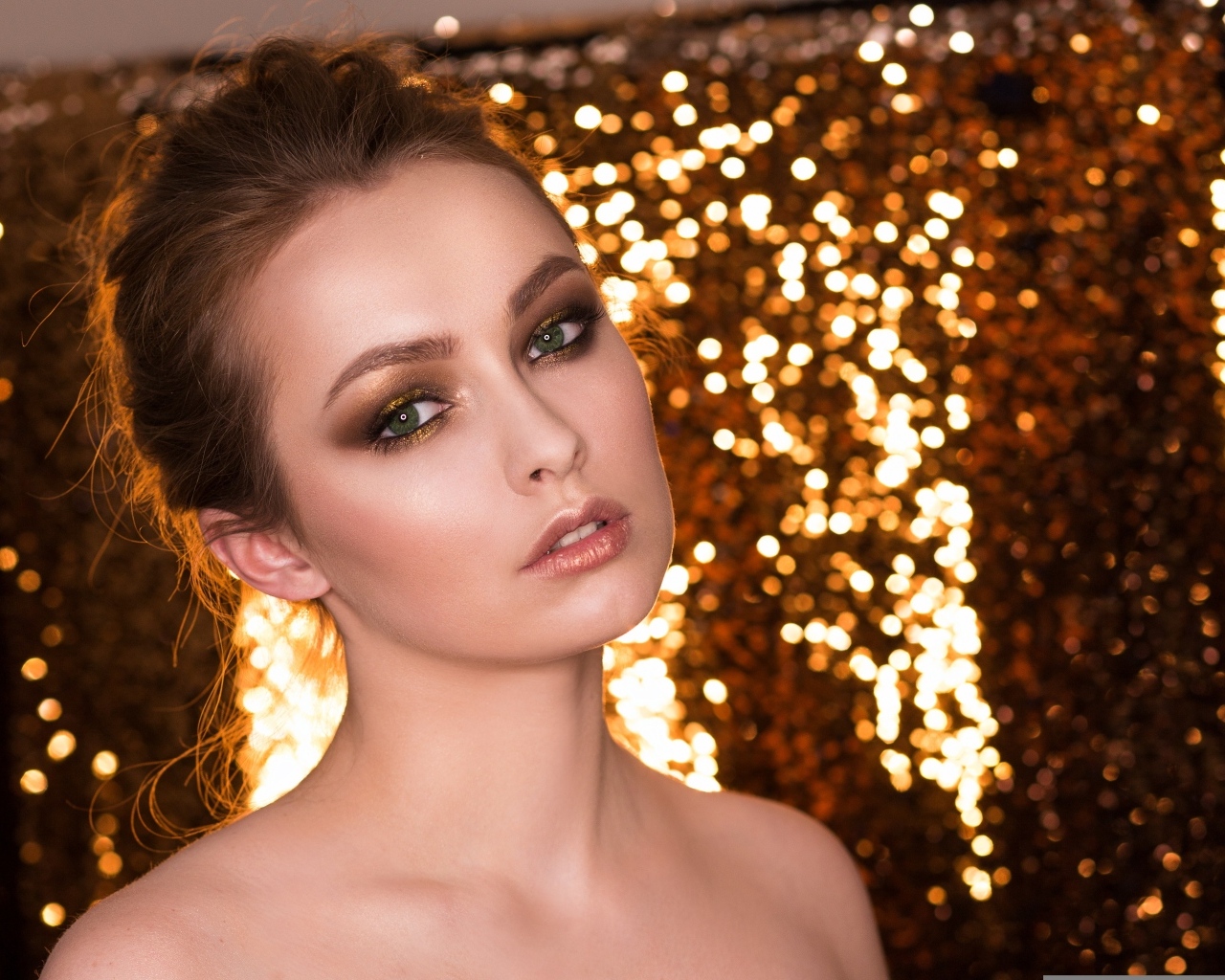 Красивая девушка модель на блестящем фоне