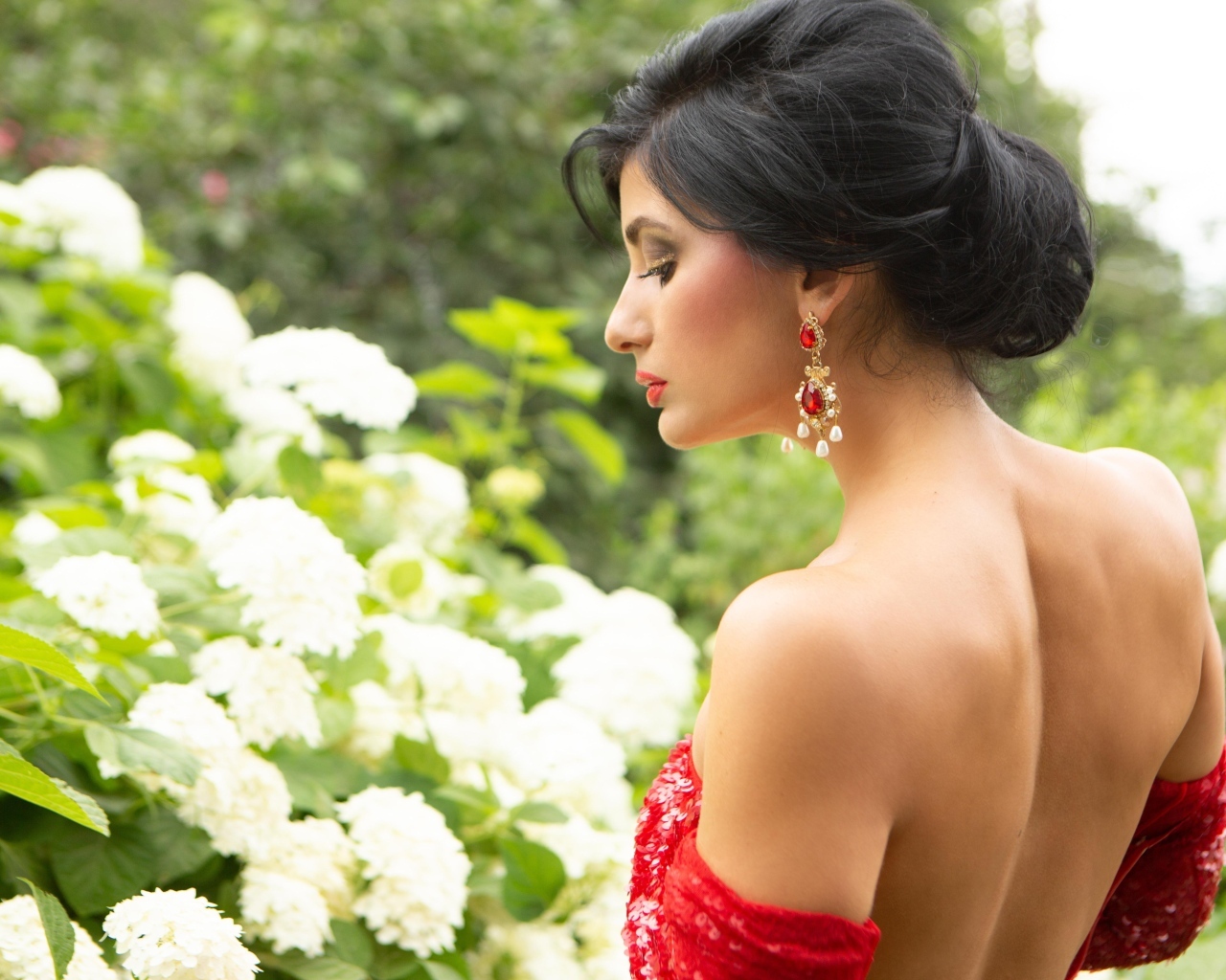 Красивая девушка у белых цветов гортензии