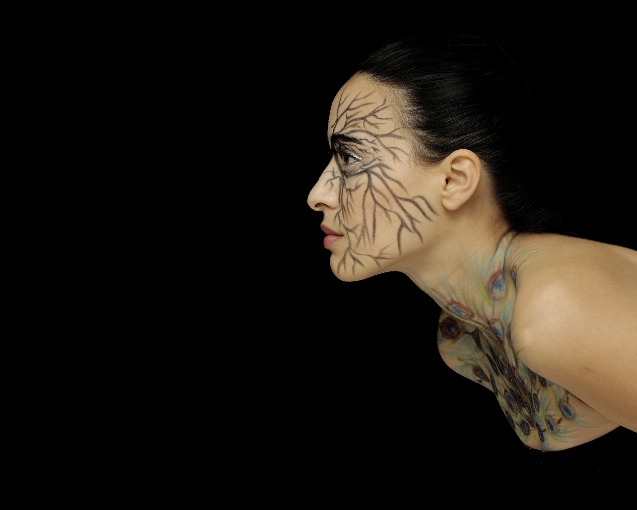 Красивая девушка с рисунком на теле на черном фоне