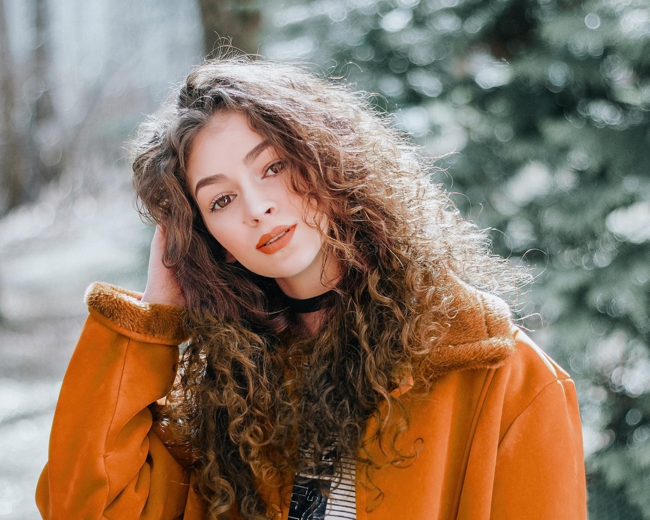 Красивая девушка с кудрявыми волосами и карими глазами