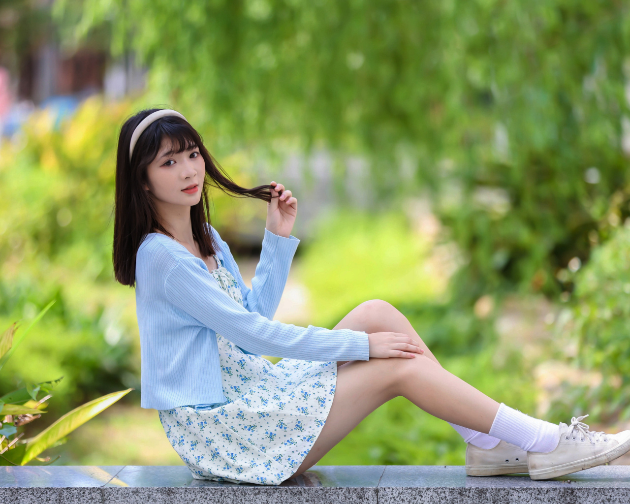 Милая азиатка в голубой кофте и в платье