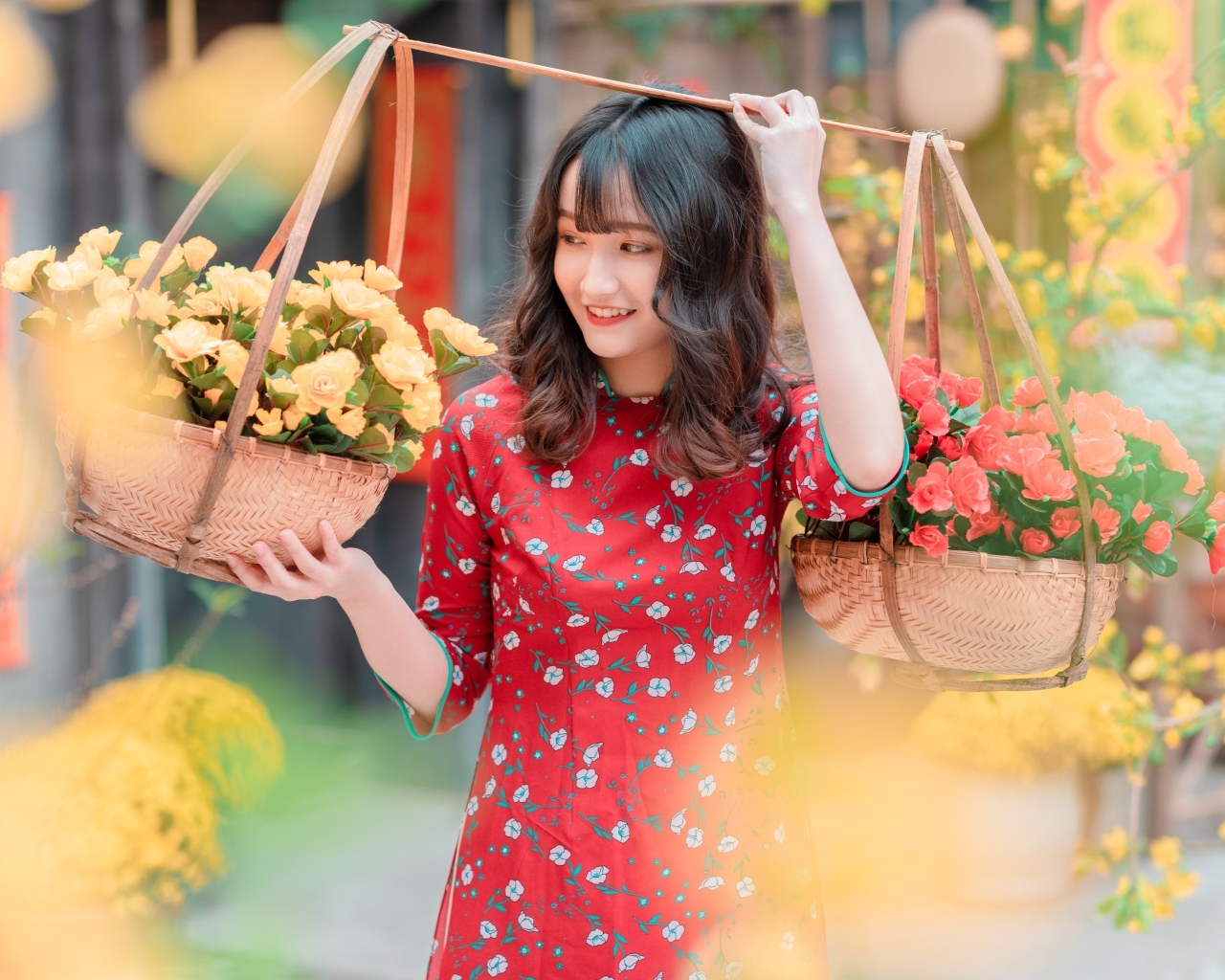 Милая девушка азиатка с цветами в красном платье
