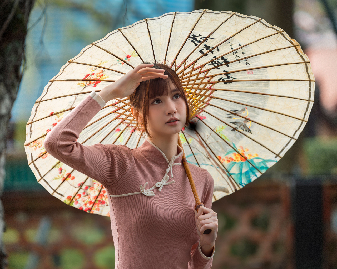 Милая азиатка с зонтом
