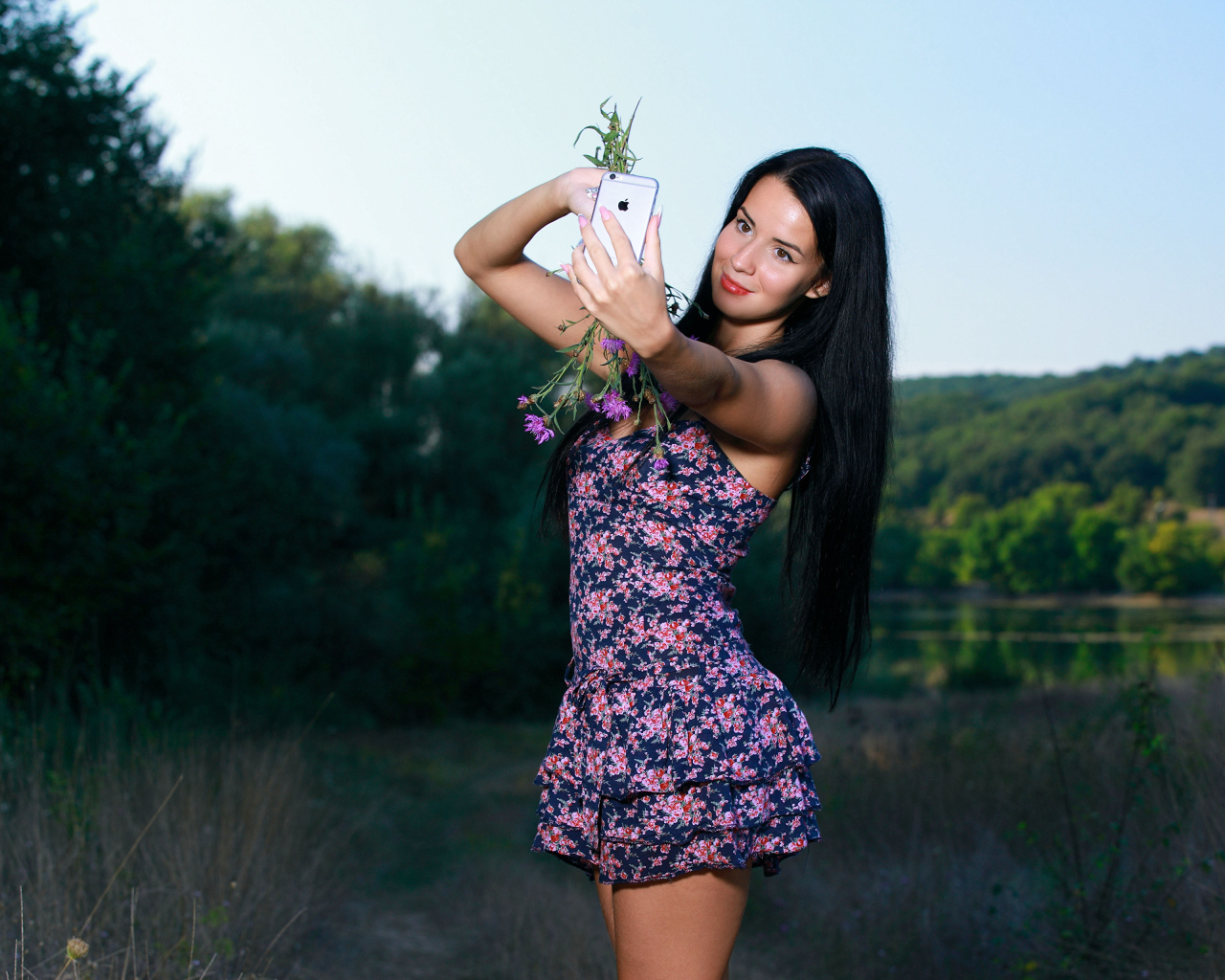 Милая брюнетка в коротком платье делает фото