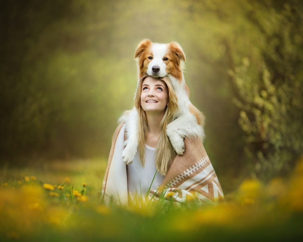 Милая девушка с собакой на голове