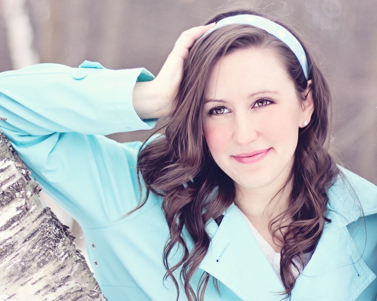 Милая девушка с карими глазами в голубой рубашке