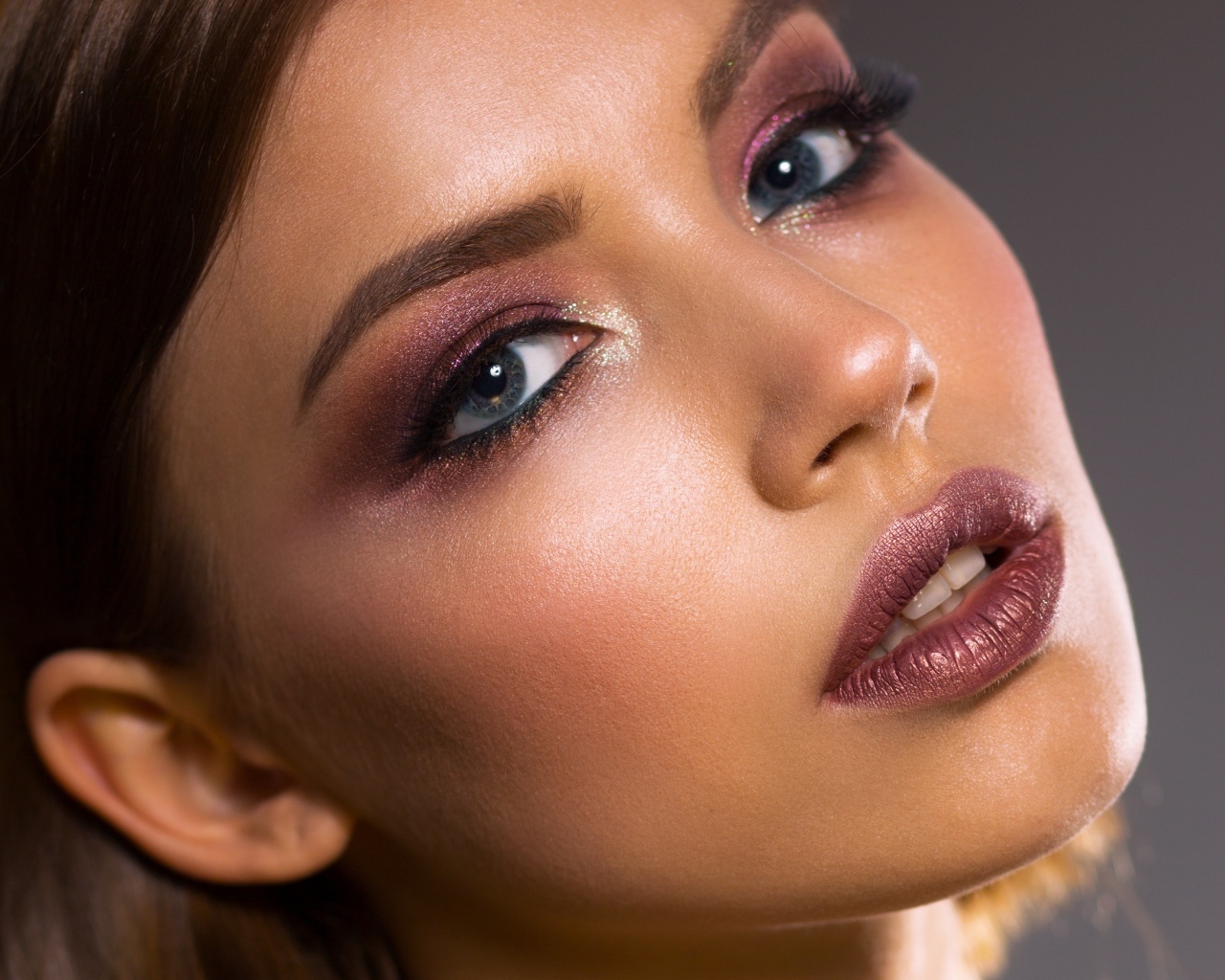 Милая девушка с макияжем на лице