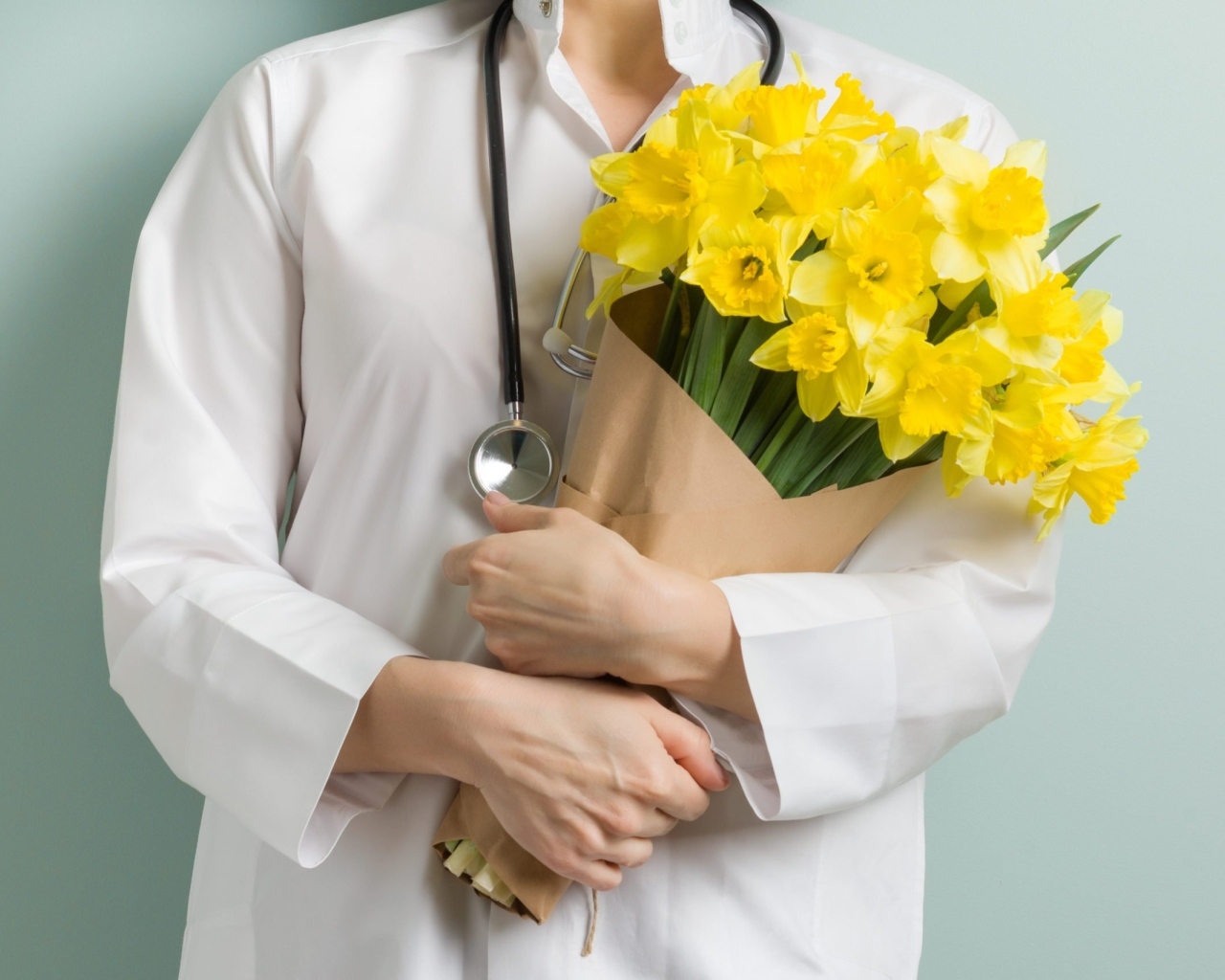 Доктор в букетом нарциссов  в руках
