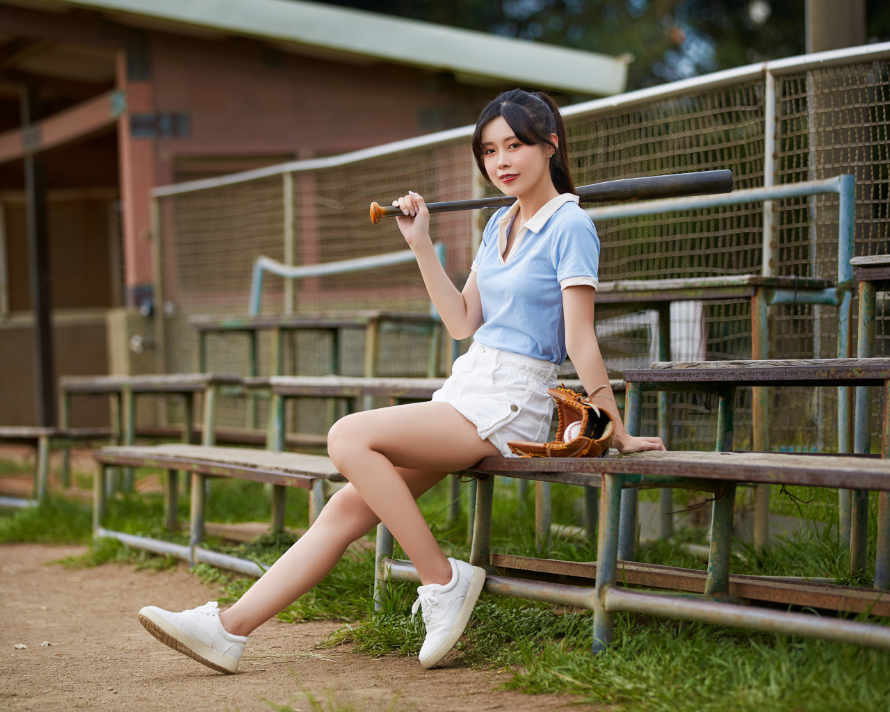 Девушка спортсменка с бейсбольной битой 