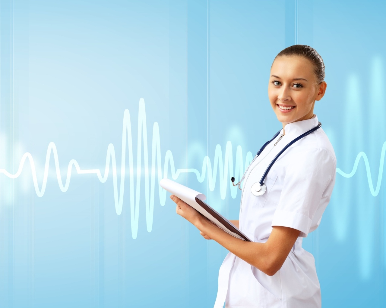 Девушка врач на фоне кардиограммы