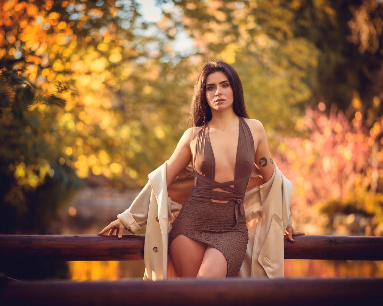 Девушка в платье в осеннем парке