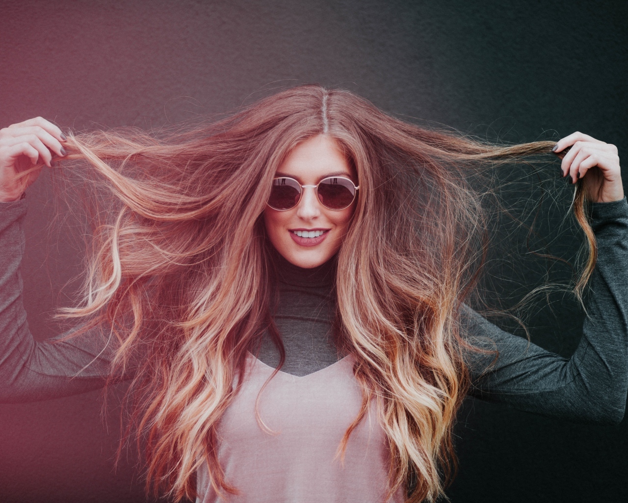 Девушка в солнечных очках распустила волосы