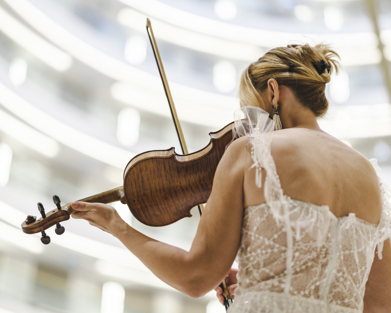 Девушка со скрипкой в руках вид со спины