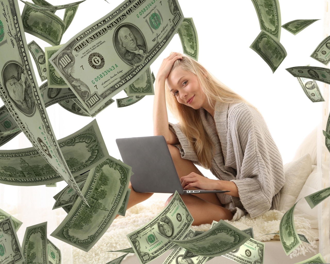 Девушка с ноутбуком в деньгах 