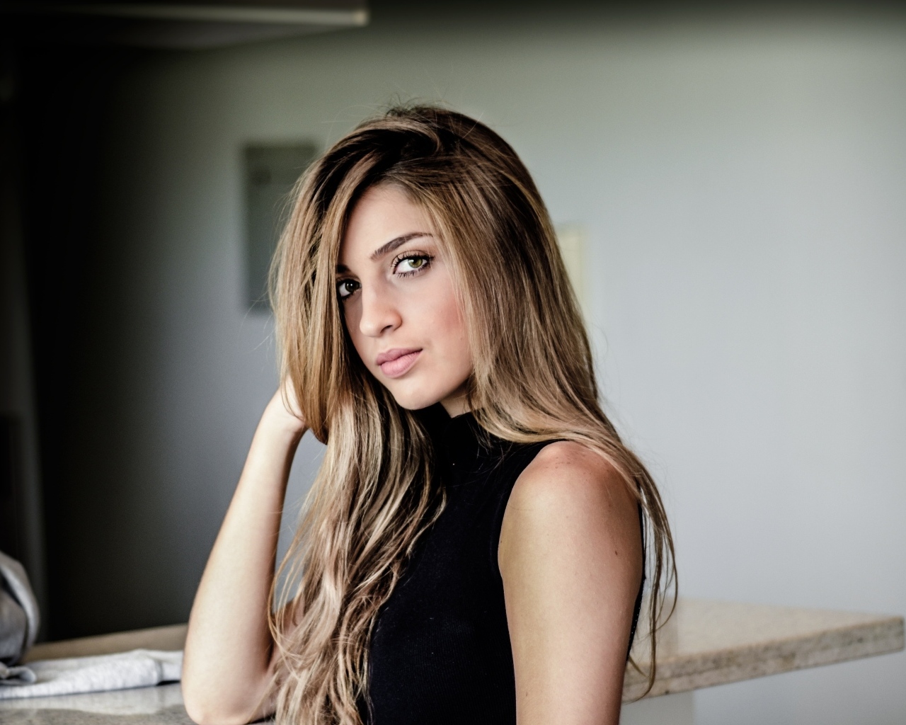 Зеленоглазая девушка в черном