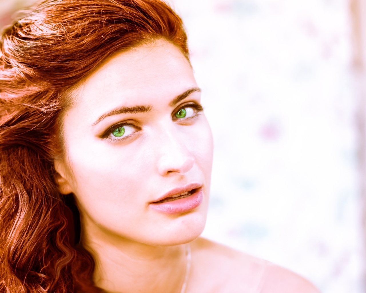 Зеленоглазая рыжеволосая девушка крупным планом