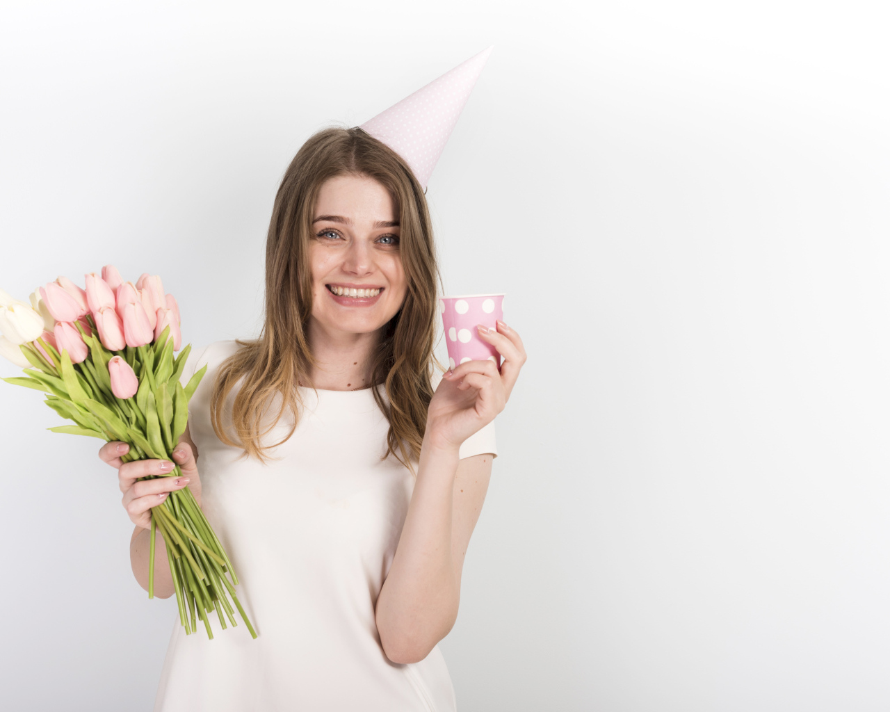 Счастливая девушка с букетом тюльпанов и подарком на день рождения