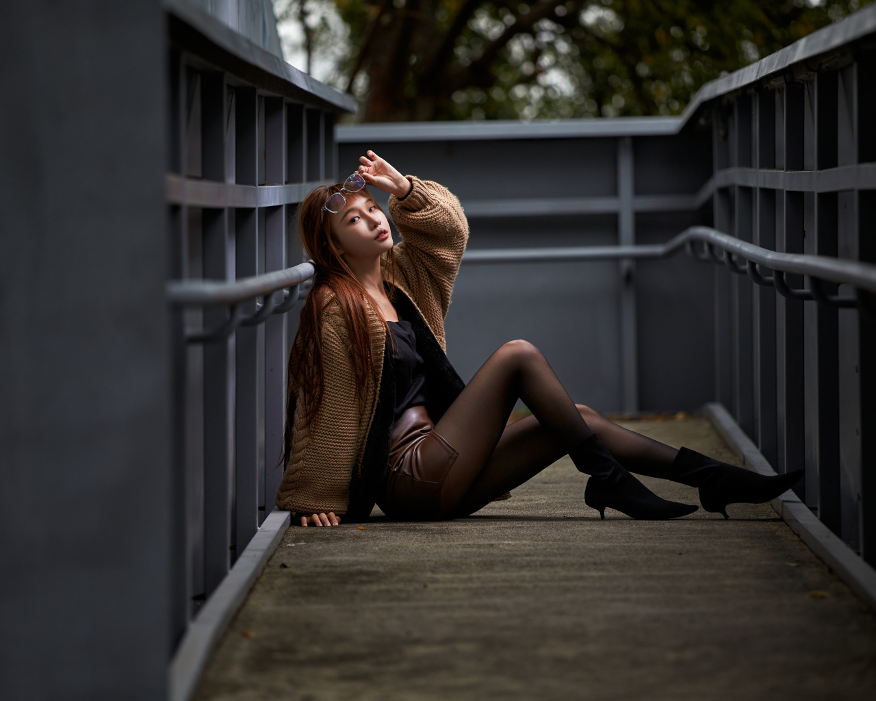 Длинные ноги у молодой азиатки в теплой кофте