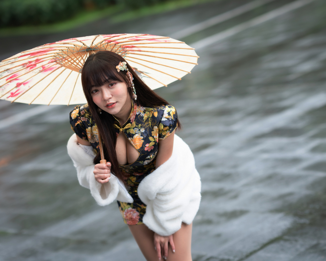 Настоящая азиатка стоит под зонтом