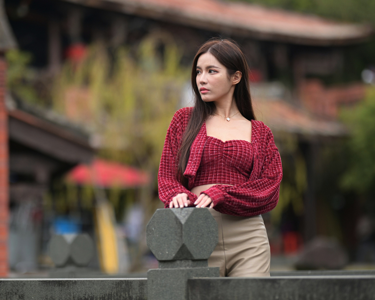 Грустная азиатка в красной блузке