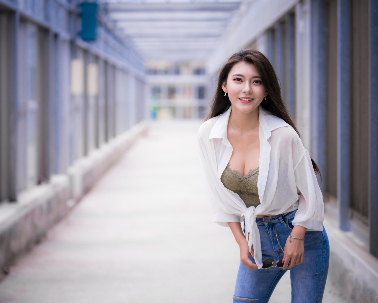 Улыбающаяся азиатка в белой рубашке