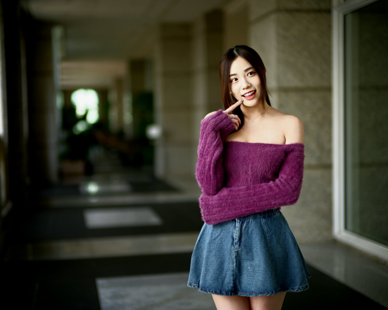 Улыбающаяся азиатка в короткой юбке у дома