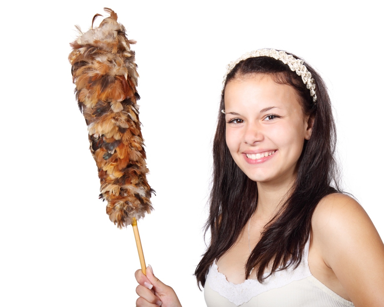 Улыбающаяся девушка убирается в комнате