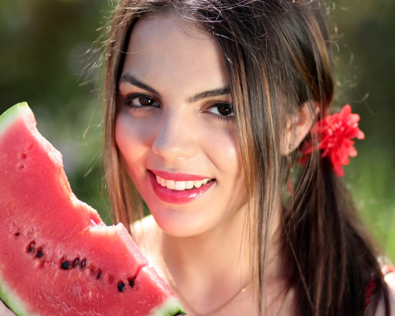 Улыбающаяся девушка с куском арбуза