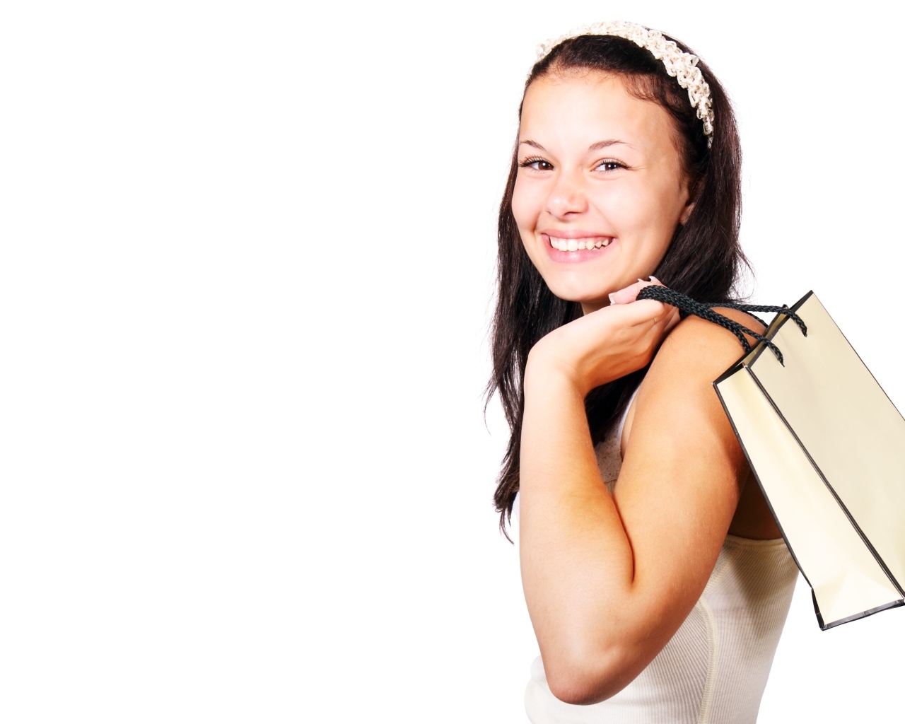 Улыбающаяся девушка с пакетом на белом фоне