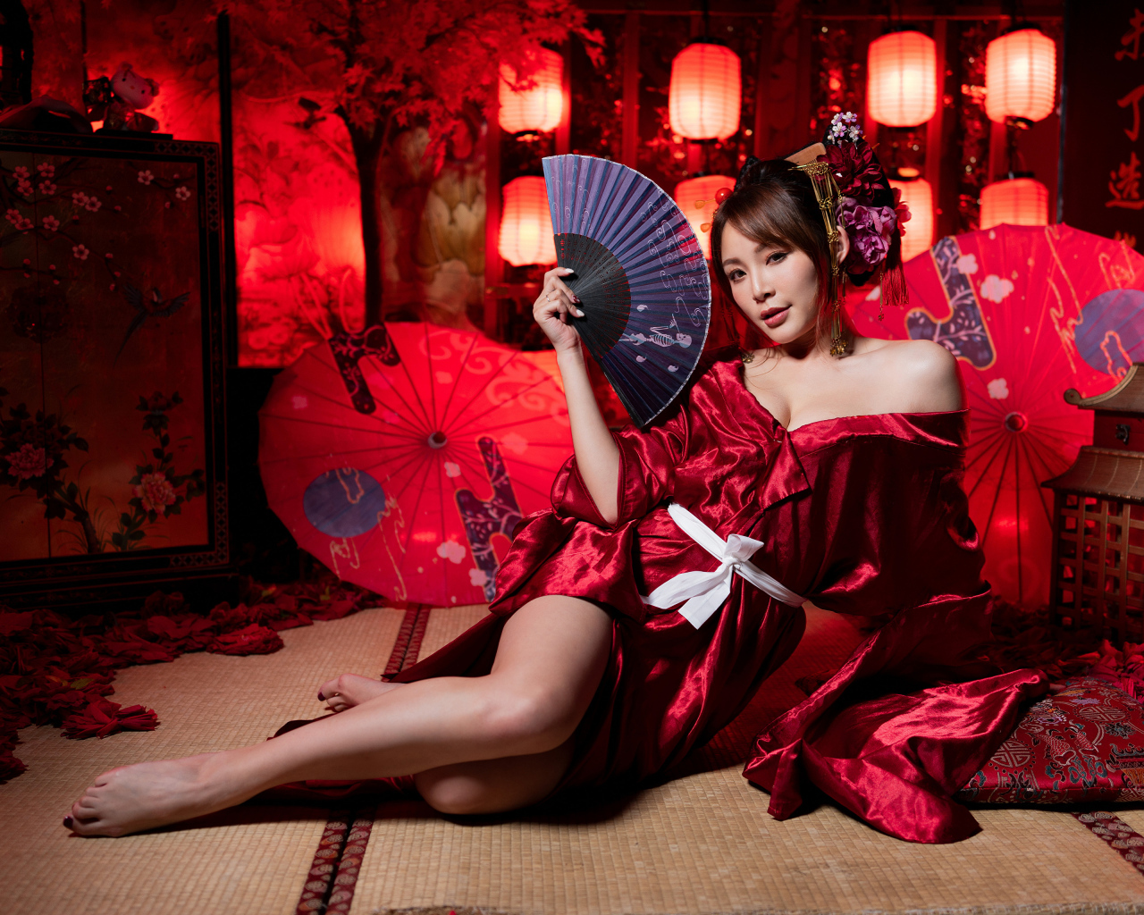 Эффектная девушка азиатка с веером в комнате