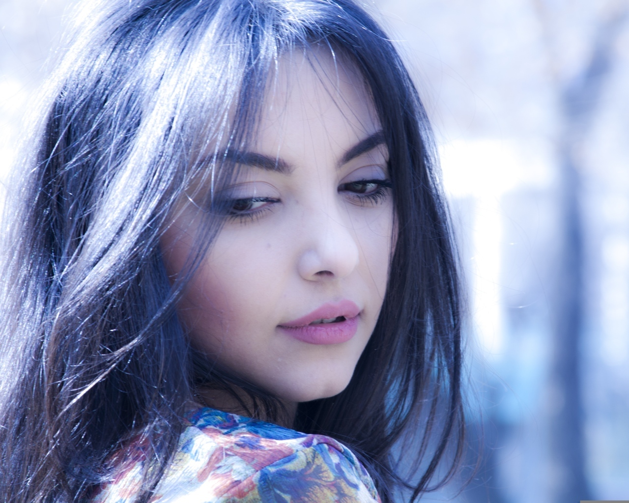 Нежная кареглазая девушка с черными волосами