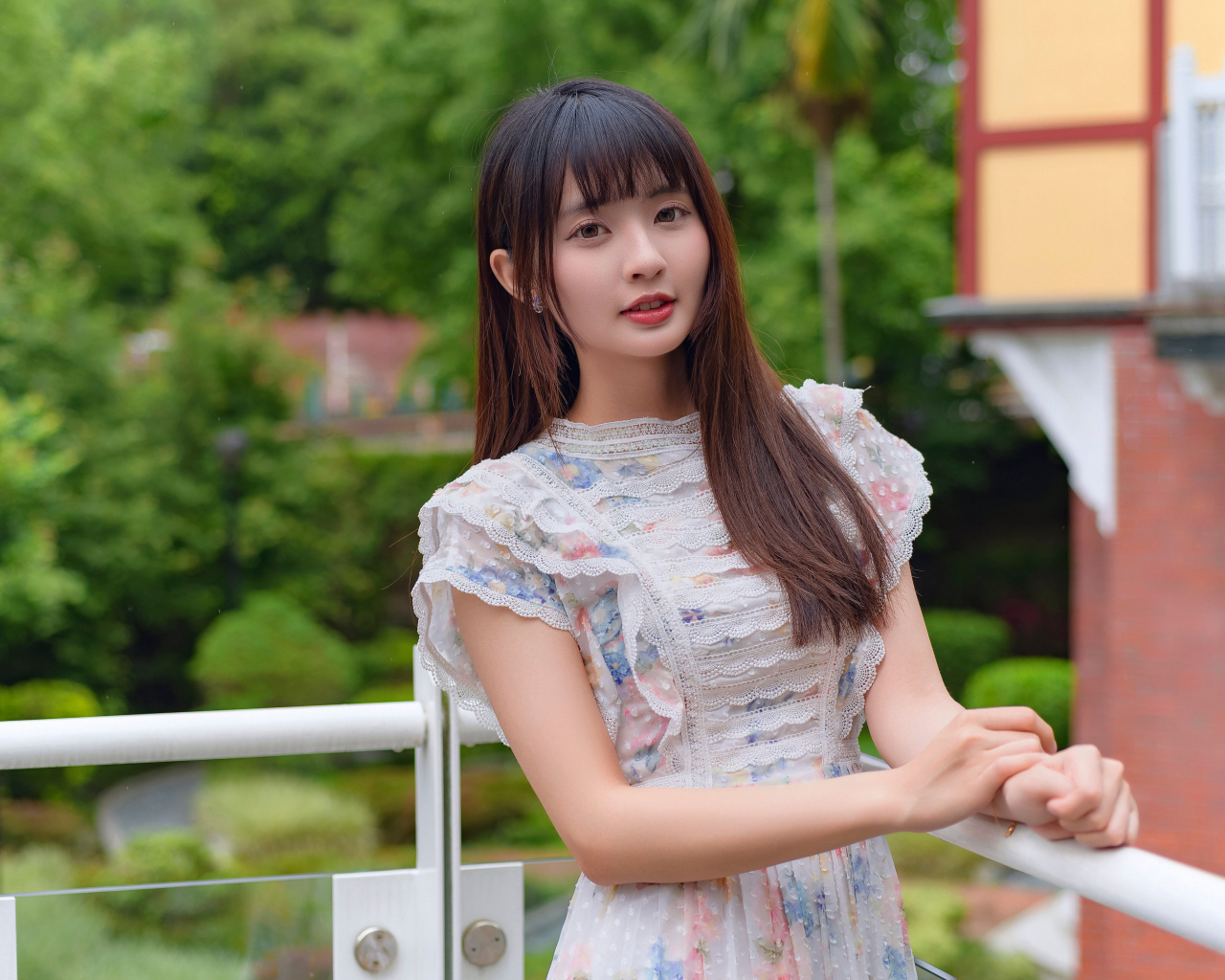 Нежный взгляд молодой длинноволосой азиатки в платье