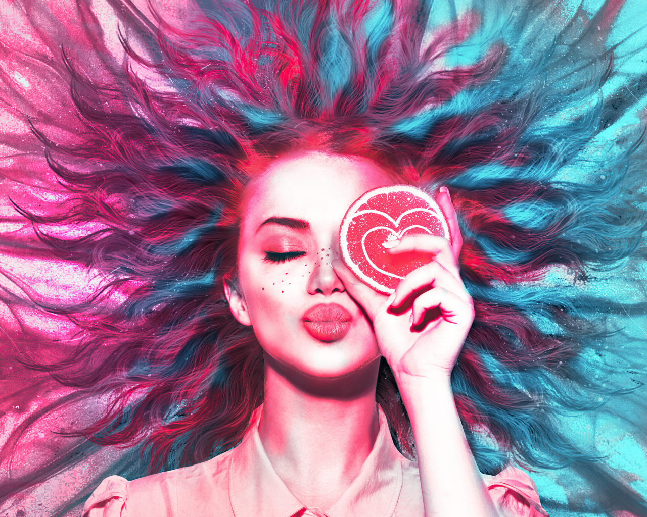 Девушка закрыла глаз кружочком апельсина