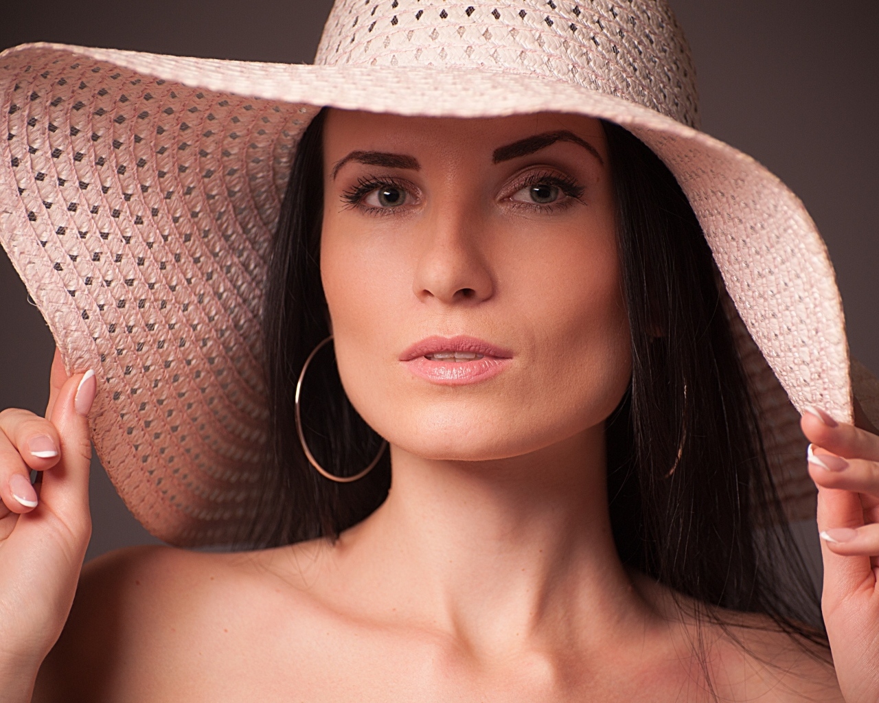 Женщина в большой розовой шляпе