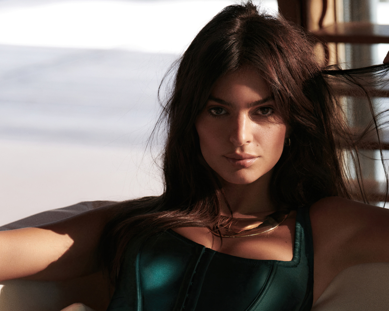 Американская модель Эмили Ратаковски держит волосы